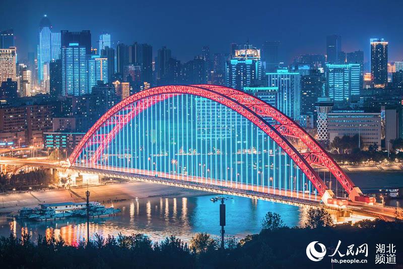 震撼！LED幕墻燈光技術(shù)助力70周年大型燈光秀，告白祖國(guó)！